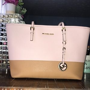 SOLD‼️ MICHAEL KORS Jet Set Travel Medium Tote 👜
